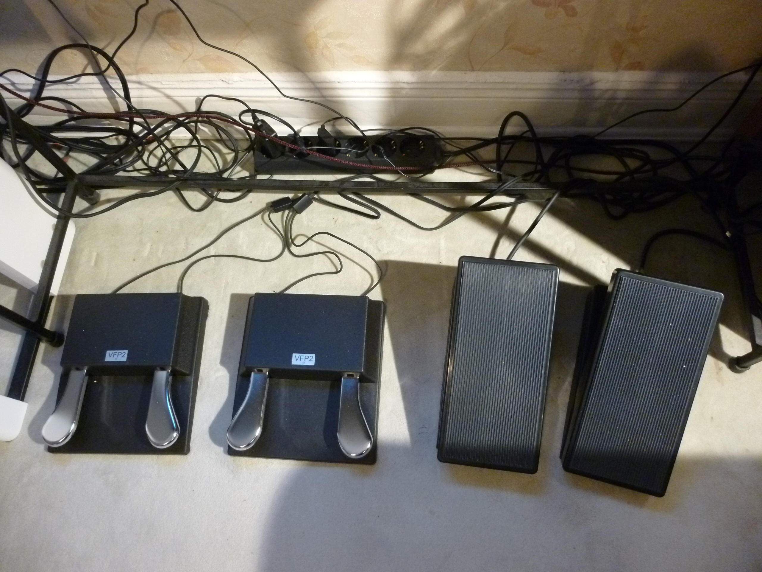 Trautonium Fußregler und -Schalter